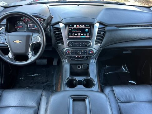 Used 2017 Chevrolet Suburban LT image 4