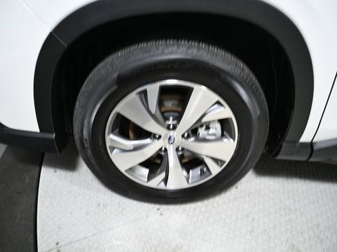 Used 2024 Subaru Ascent Premium w/ Convenience Package image 16