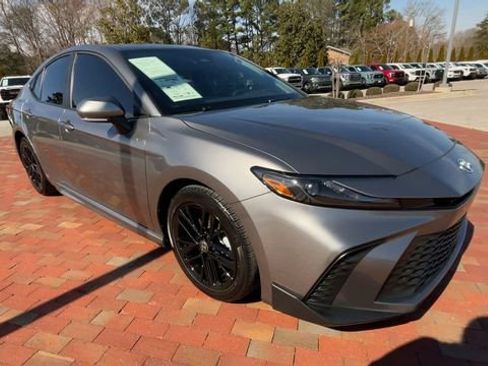 Used 2025 Toyota Camry SE image 3
