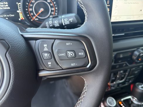 Used 2025 Jeep Wrangler Unlimited Rubicon AWD/4WD image 39