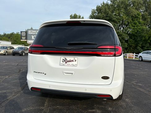 Used 2023 Chrysler Pacifica Touring-L w/ S Appearance Package FWD image 11
