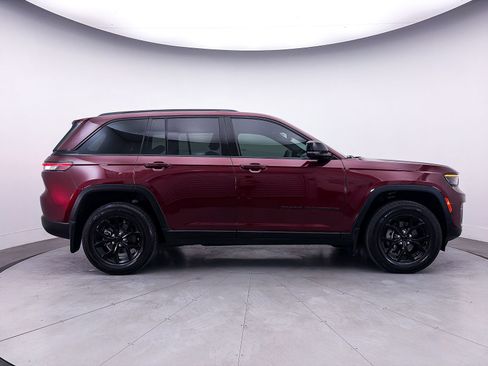 Used 2024 Jeep Grand Cherokee Altitude AWD/4WD image 40