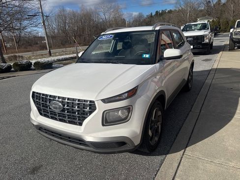 Used 2025 Hyundai Venue SEL image 3