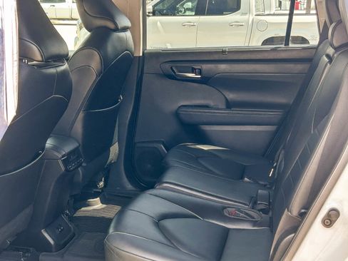 Used 2022 Toyota Highlander XLE FWD image 18