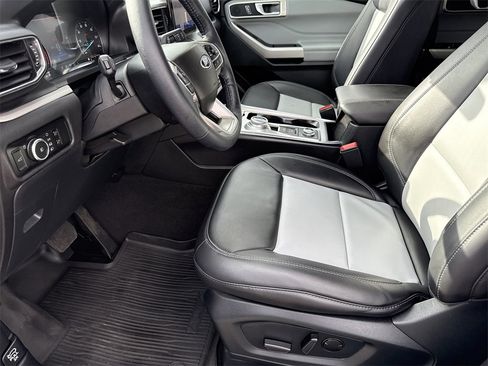 Used 2023 Ford Explorer XLT w/ Equipment Group 202A image 9