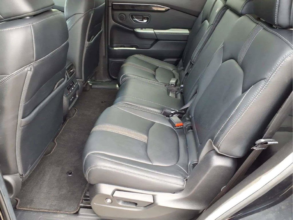 Used 2025 Honda Pilot Touring image 13
