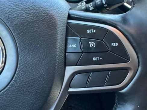 Used 2020 Jeep Cherokee Latitude Plus w/ Cold Weather Group AWD/4WD image 24