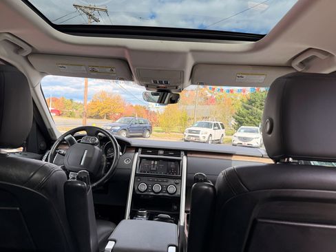 Used 2017 Land Rover Discovery HSE image 25