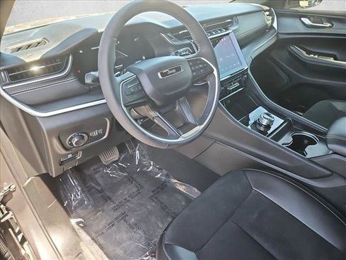 Used 2025 Jeep Grand Cherokee Altitude AWD/4WD image 13