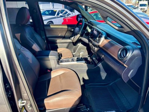 Used 2017 Toyota Tacoma Limited image 13
