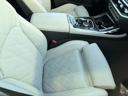 Used 2024 BMW X7 M60i image 9