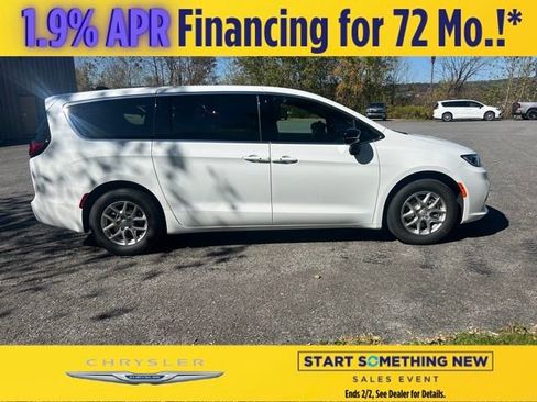 New 2026 Chrysler Pacifica Select image 3