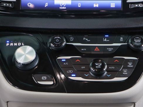 Used 2023 Chrysler Pacifica Touring-L image 20