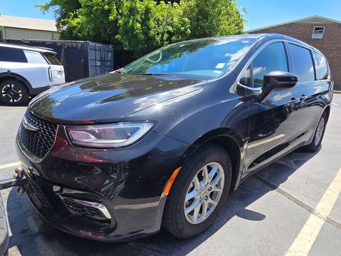 Used 2023 Chrysler Pacifica Touring-L FWD image 9