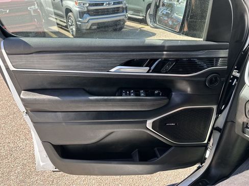 Used 2024 Jeep Wagoneer Series II w/ Flexible Seating Group image 32