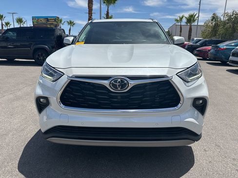 Used 2022 Toyota Highlander Platinum FWD image 2