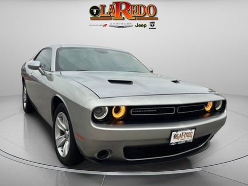 Used 2016 Dodge Challenger SXT image 1