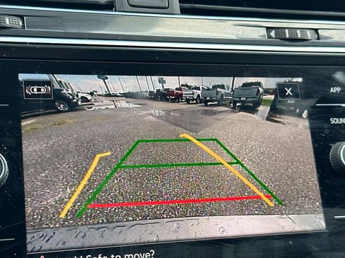 Used 2023 Volkswagen Tiguan SE w/ Panoramic Sunroof Package image 25