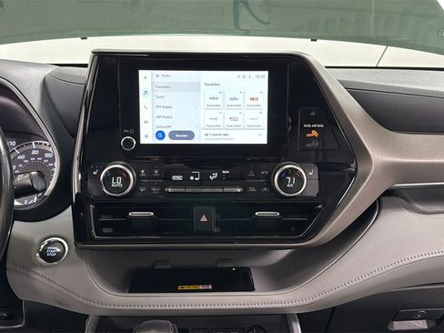 Used 2023 Toyota Highlander XLE image 10