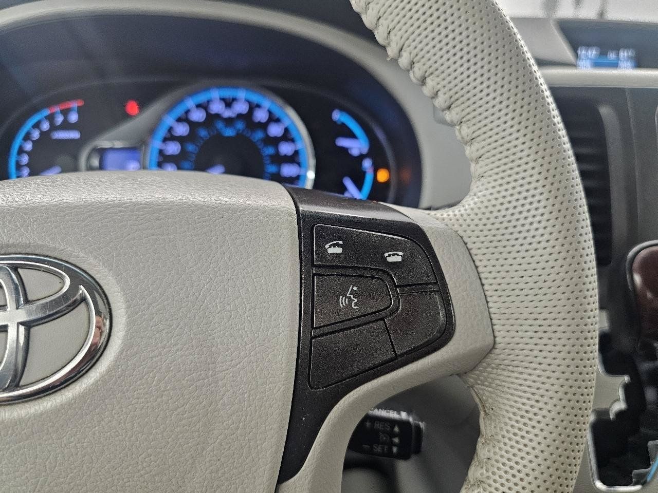 Used 2014 Toyota Sienna XLE AWD/4WD image 16