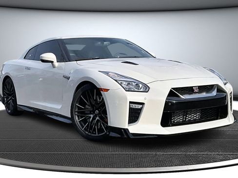 Used 2021 Nissan GT-R Premium image 1