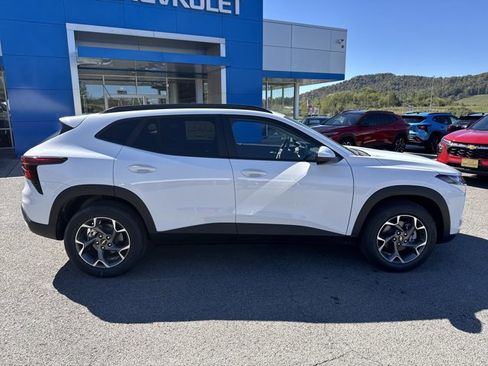 New 2026 Chevrolet Trax LT w/ Sunroof Package image 3