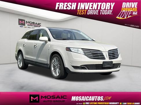 Used 2019 Lincoln MKT AWD image 1