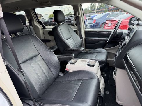 Used 2016 Chrysler Town & Country Touring FWD image 8