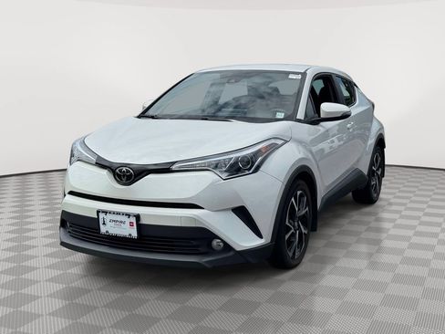 Used 2018 Toyota C-HR XLE FWD image 3