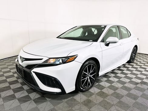 Used 2023 Toyota Camry SE image 7