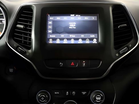 Used 2021 Jeep Cherokee Latitude Plus FWD image 23