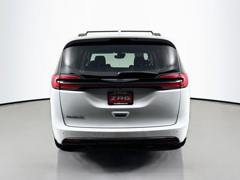 Used 2022 Chrysler Pacifica Touring-L w/ Uconnect Theater Family Group FWD image 4