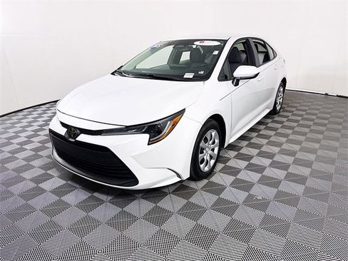 Certified 2025 Toyota Corolla LE image 3