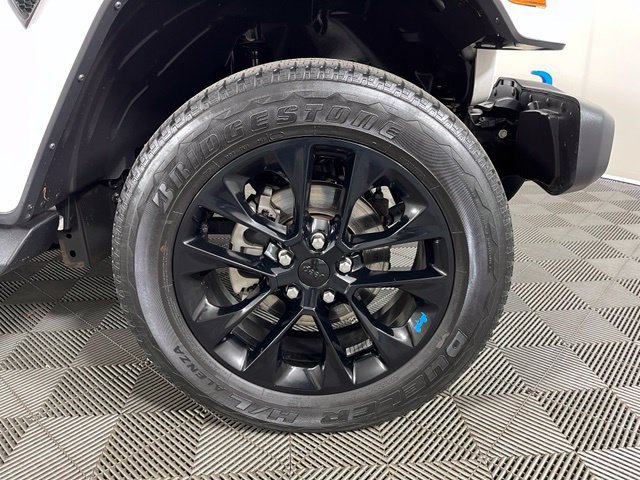 Used 2022 Jeep Wrangler Unlimited Sahara w/ Cold Weather Group AWD/4WD image 9