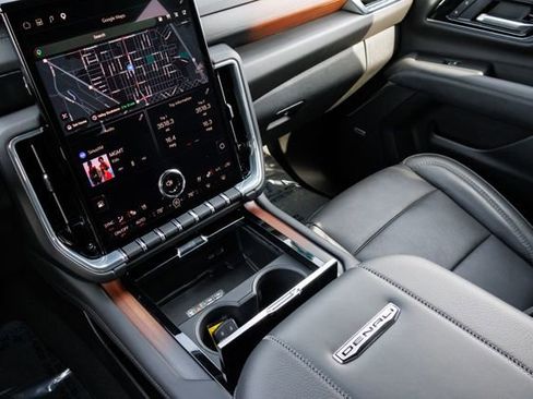 Used 2025 GMC Yukon XL Denali AWD/4WD image 20
