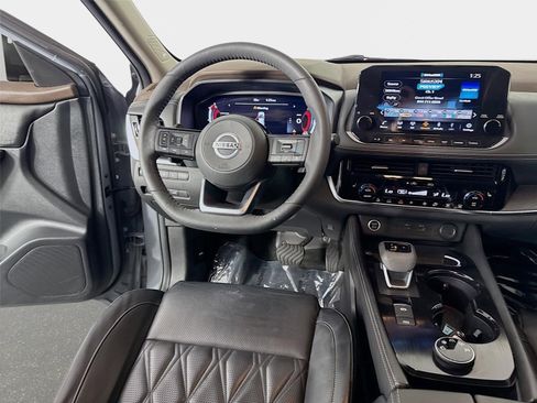 Used 2021 Nissan Rogue Platinum AWD/4WD image 25