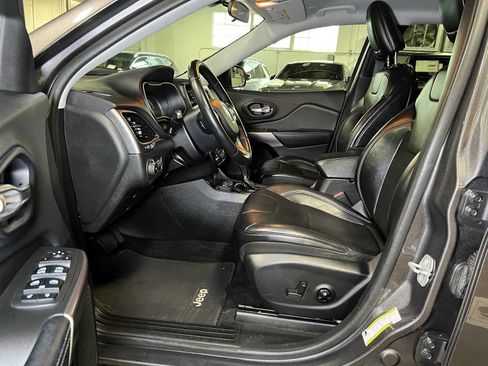 Used 2019 Jeep Cherokee Latitude Plus FWD image 21