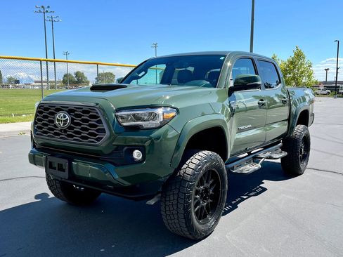 Used 2021 Toyota Tacoma TRD Sport w/ TRD Premium Sport Package AWD/4WD image 14