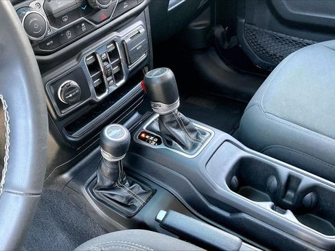 Used 2023 Jeep Gladiator Overland AWD/4WD image 31