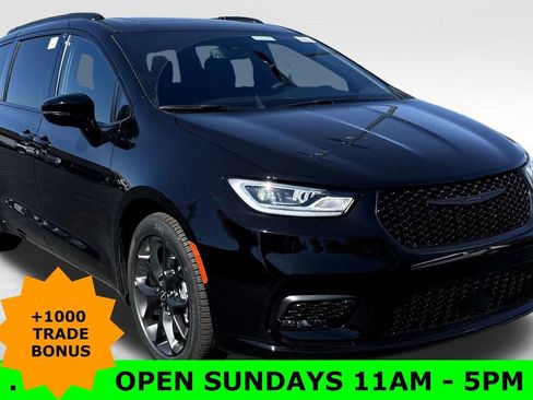 New 2026 Chrysler Pacifica Limited w/ Uconnect Theater Family Group image 1