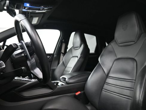 Certified 2022 Porsche Cayenne Platinum Edition image 5