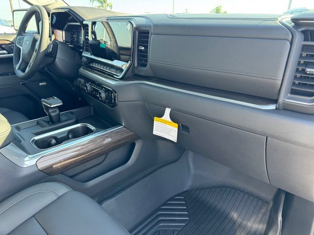 Used 2026 Chevrolet Silverado 1500 LT Trail Boss w/ LT Trail Boss Premium Package AWD/4WD image 5