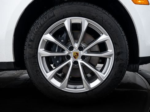 Certified 2026 Porsche Macan AWD/4WD image 11