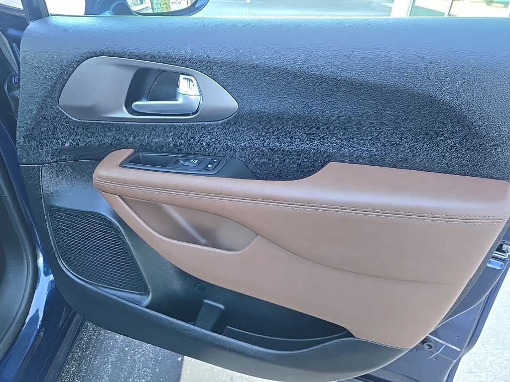 Used 2018 Chrysler Pacifica Limited w/ Tire & Wheel Group FWD image 33
