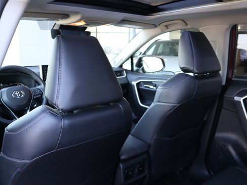 Used 2020 Toyota RAV4 Limited image 19