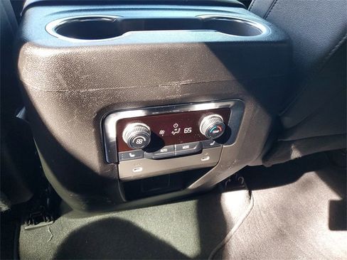 Used 2022 GMC Yukon SLT w/ SLT Premium Package image 15