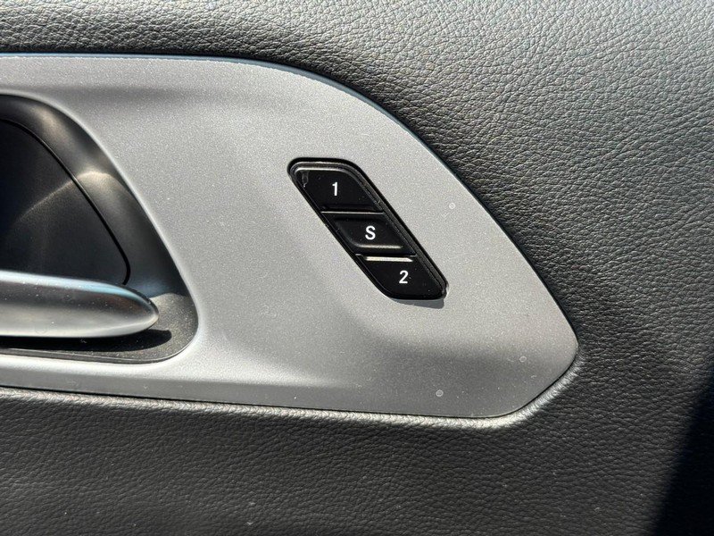 Used 2025 Chrysler Pacifica Limited FWD image 17