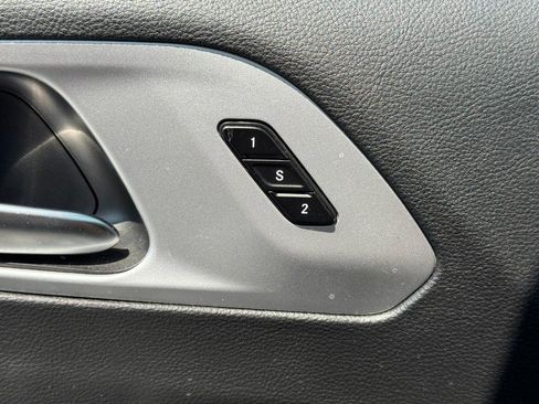 Used 2025 Chrysler Pacifica Limited FWD image 17