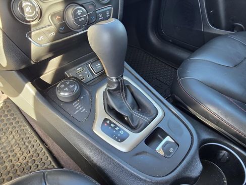 Used 2016 Jeep Cherokee Trailhawk w/ Comfort/Convenience Group image 19