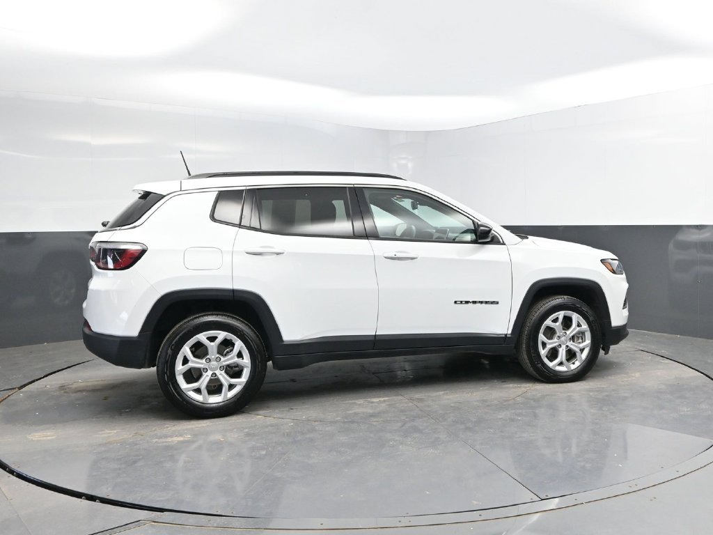 Used 2024 Jeep Compass Latitude AWD/4WD image 8